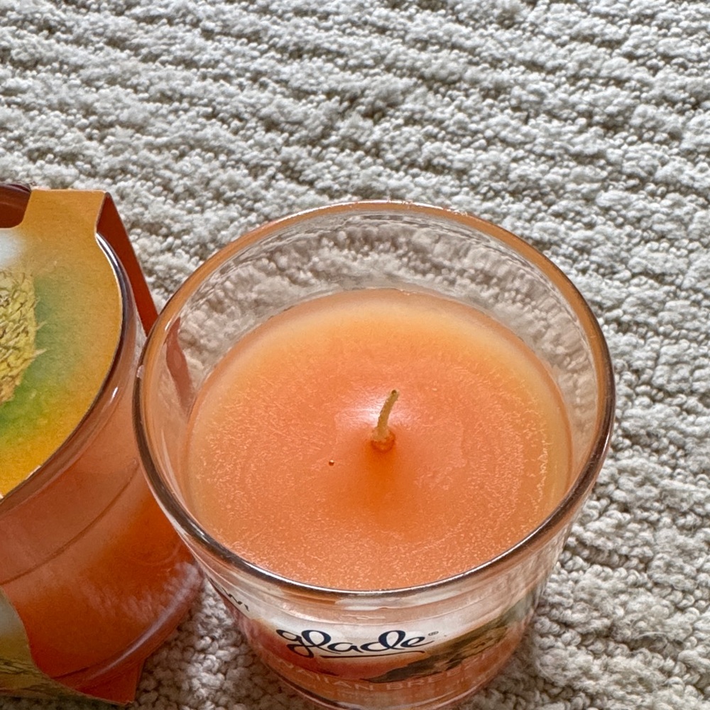 Glade Hawaiian Breeze Candle in Orange - Picture 2 of 5